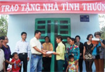 Trao nhà “mái ấm nghĩa tình” cho một hộ gia đình đặc biệt khó khăn