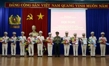 Phó Giám đốc Công an tỉnh Huỳnh Văn Sách trao Quyết định điều động, bổ nhiệm 11 đồng chí giữ chức vụ phó, trưởng phòng. Ảnh: http://congandangnhaphi88.com