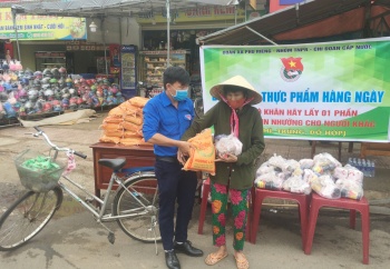 Đoàn thanh niên tặng quà, hỗ trợ nguồn lực phòng chống dịch Covid-19