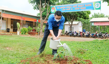 Trồng cây xanh "Đời đời nhớ ơn Bác Hồ"