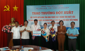 Trao thưởng đột xuất cho đội tuyển điền kinh tỉnh