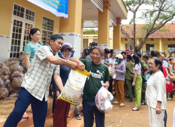 Tặng quà cho hộ nghèo, giảm giá phòng trọ cho công nhân