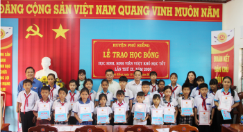 Trao học bổng cho học sinh, sinh viên vượt khó học tốt