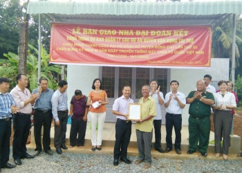 Bàn giao 172 căn nhà “đại đoàn kết” cho người nghèo