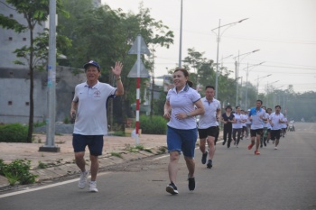 Điện lực Bình Phước chạy bộ hưởng ứng cùng “Miền Tây vượt hạn mặn”