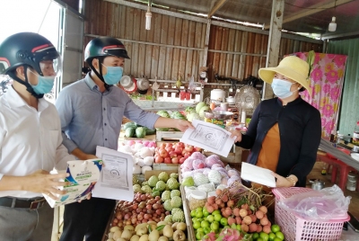 Bù Đốp: Tuyên truyền lưu động, trực tiếp cho người dân ký cam kết phòng chống dịch