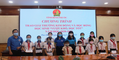 Trao giải thưởng Kim Đồng và học bổng cho học sinh vượt khó học tốt