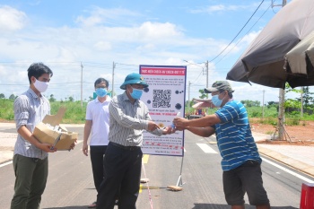 Trung tâm Khoa học và Công nghệ Bình Phước trao tặng nước sát khuẩn cho các chốt kiểm dịch