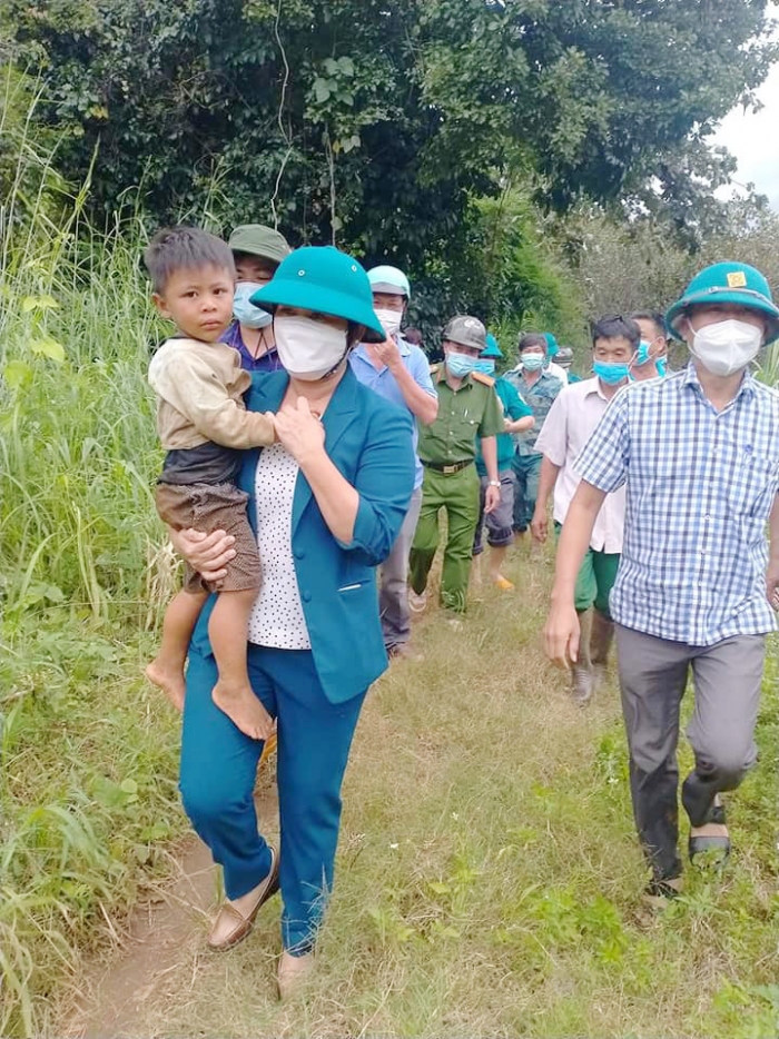 Chủ tịch ĐĂNG NHẬP HI88
 khen thưởng lực lượng tìm thấy cháu bé nghi bị nước lũ cuốn trôi