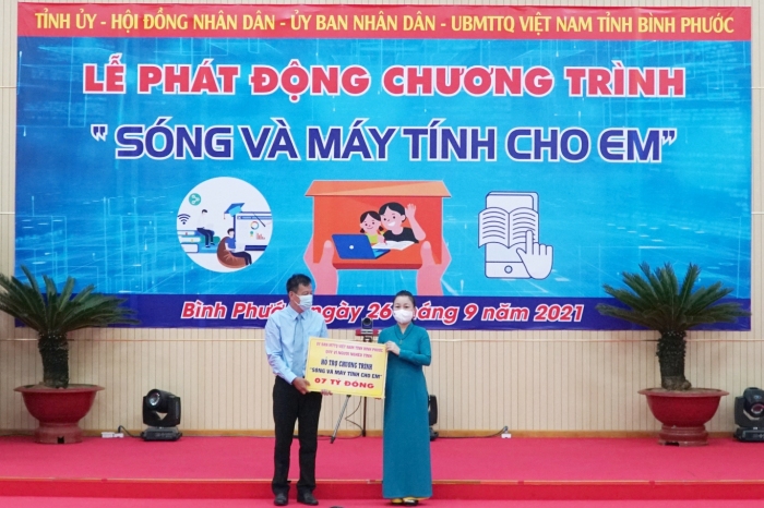 Những tấm lòng vàng ủng hộ Chương trình “Sóng và máy tính cho em”