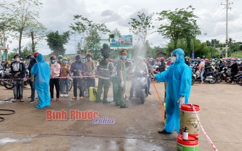 Bù Đăng hỗ trợ người dân các tỉnh về quê qua địa bàn an toàn