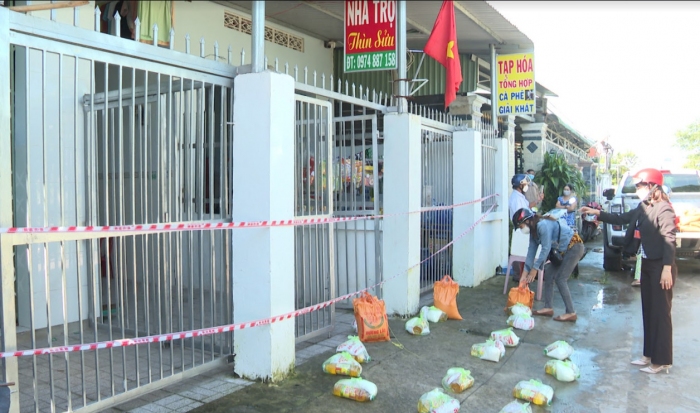 Tặng nhu yếu phẩm cho công nhân, người lao động 