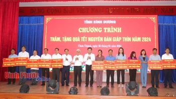 Bình Dương trao kinh phí hỗ trợ các hộ khó khăn của Bình Phước đón tết