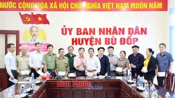 Ban Dân tộc Đăng Nhập Hi88
 tặng quà tết ở Bù Đốp