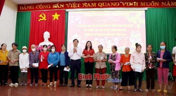 Đoàn đại biểu Quốc hội tỉnh tặng quà người khó khăn, công nhân lao động