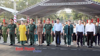 Các đại biểu tham gia chương trình “Xuân chiến sĩ” dâng hương tại Khu di tích quốc gia đặc biệt căn cứ Tà Thiết