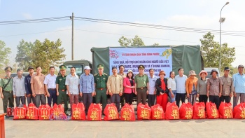 Những phần quà tết đượm vị quê hương, thắm tình hữu nghị