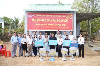 Bàn giao 04 căn nhà đại đoàn kết cho các hộ gia đình có hoàn cảnh khó khăn