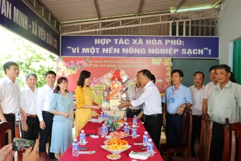 Phó Bí thư Thường trực Tỉnh ủy Huỳnh Thị Hằng gặp mặt các đơn vị đầu xuân 2024