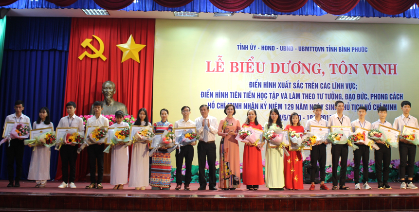 bieu duong hoc tap va lam theo bac